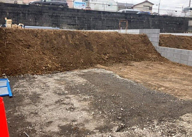 【構造・工法・仕様_2】ベタ基礎とは、柱の位置に関係なく全体に基礎がある事を指し、面積が大きい分建物の重さを全体に分散できます。また、地面からの湿気や害虫を遮断でき、木造住宅で心配されるシロアリ被害を防ぐ効果も期待できます。