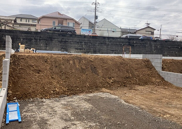 【玄関】玄関は家の顔でもあり、家族以外の目にも止まる場所です。玄関は外との間を仕切る扉、靴などをしまっておく収納スペース、靴脱ぎのたたきスペース、来客とのやり取りをするドアホンなど複数のアイテムからなります。