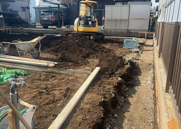 【構造・工法・仕様_2】ベタ基礎とは、柱の位置に関係なく全体に基礎がある事を指し、面積が大きい分建物の重さを全体に分散できます。また、地面からの湿気や害虫を遮断でき、木造住宅で心配されるシロアリ被害を防ぐ効果も期待できます。