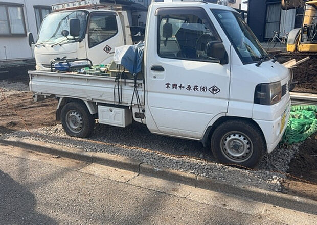 【庭_2】庭のある家に住むことのメリットとして、子どもたちの遊び場を確保できること、ガーデニングや家庭菜園を楽しめること、明るさを確保できることがあります。また、配置を工夫することでプライバシーが確保できます。