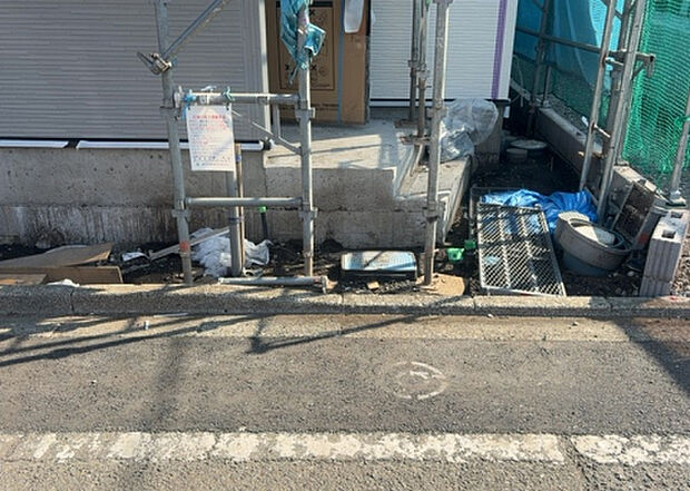 【庭_2】庭のある家に住むことのメリットとして、子どもたちの遊び場を確保できること、ガーデニングや家庭菜園を楽しめること、明るさを確保できることがあります。また、配置を工夫することでプライバシーが確保できます。