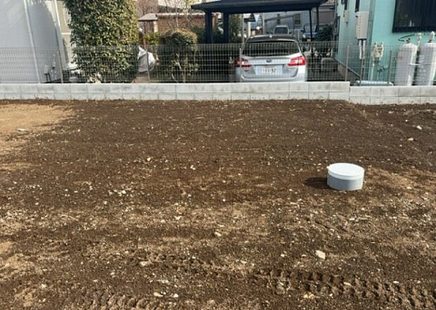 【庭_2】庭のある家に住むことのメリットとして、子どもたちの遊び場を確保できること、ガーデニングや家庭菜園を楽しめること、明るさを確保できることがあります。また、配置を工夫することでプライバシーが確保できます。