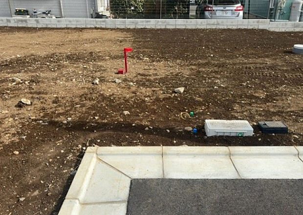 【玄関】玄関は家の顔でもあり、家族以外の目にも止まる場所です。玄関は外との間を仕切る扉、靴などをしまっておく収納スペース、靴脱ぎのたたきスペース、来客とのやり取りをするドアホンなど複数のアイテムからなります。