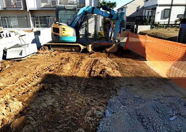 【庭_2】庭のある家に住むことのメリットとして、子どもたちの遊び場を確保できること、ガーデニングや家庭菜園を楽しめること、明るさを確保できることがあります。また、配置を工夫することでプライバシーが確保できます。