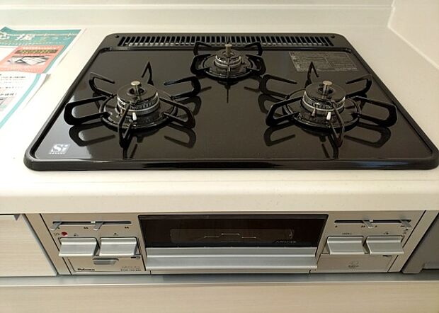 【キッチンコンロ】キッチンコンロは、料理の質を大きく左右する重要な設備です。火力調整のしやすさ、グリル機能の有無、安全装置の充実度など、選ぶポイントがたくさんあります。特に、IHクッキングヒーターは、お手入れのしやすさや安全性が高く、近年人気が高まっています。