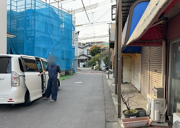 【前面道路含む現地写真_2】お持ちの車種によっては前面道路が広い方が便利でしょう。しかし、前面道路が広ければその分交通量が多くなるため、騒音などが気になる場合があります。実際に現地を見学し、周辺交通量や騒音などを確認しましょう！