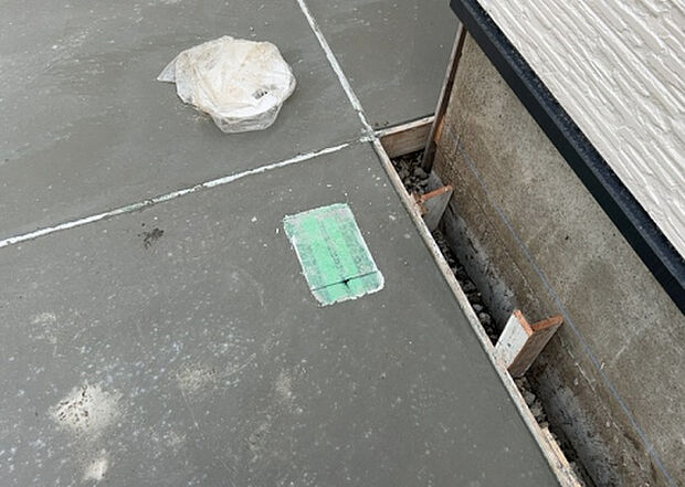 【その他設備】敷地内には、散水栓や立水栓があります。水道水を直接利用できるため、水を運ぶ手間を省くことが出来ます。大量の水を必要とする洗車作業や清掃などに役立ちます。その他設備とあわせて、現地でご確認ください。