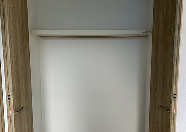 【ウォークインクローゼット】ウォークインクローゼットがあれば、クローゼット内でコーディネートが完成できますし、季節の変わり目に行う衣替えの手間も省けます。また、スーツケースなど大きいものもしまうことができ使い勝手がよいです。