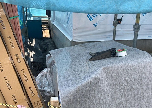 【構造・工法・仕様_2】ベタ基礎とは、柱の位置に関係なく全体に基礎がある事を指し、面積が大きい分建物の重さを全体に分散できます。また、地面からの湿気や害虫を遮断でき、木造住宅で心配されるシロアリ被害を防ぐ効果も期待できます。