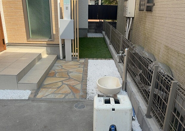 【庭】庭があることでガーデニングや家庭菜園はもちろん、こどもの遊び場やペットを放して遊ぶことができます。また、家の周囲に余裕があるということです。隣地との間があれば、十分な日当たりと、風通しが確保できます。