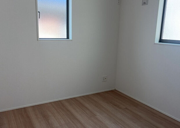 【洋室】洋室のメリットは重い家具が置きやすく、身の回りが整理しやすいことです。 床がフローリングのため畳とは異なり凹みにくいです。 クローゼットなど収納が豊富で、普段使わない旅行カバンや服の整頓も簡単にです。