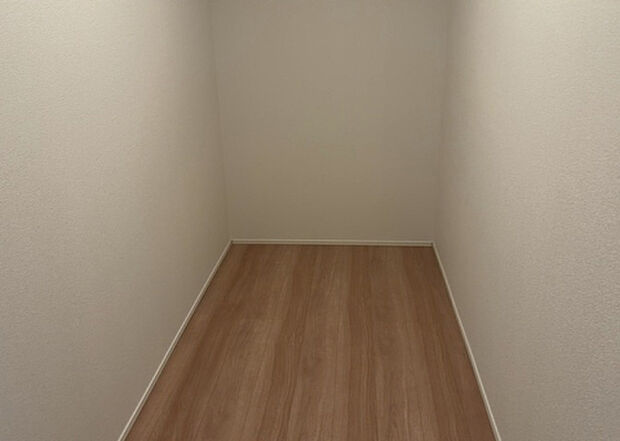 【ウォークインクローゼット】ウォークインクローゼットがあれば、クローゼット内でコーディネートが完成できますし、季節の変わり目に行う衣替えの手間も省けます。また、スーツケースなど大きいものもしまうことができ使い勝手がよいです。