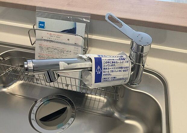 【キッチン水栓】キッチン水栓は、毎日必ず使うものだからこそ、使いやすさが重要です。シャワーヘッドの切り替えがスムーズか、吐水量が調節できるか、水しぶきが飛び散りにくい構造か、浄水機能が付いているかなど、日々の家事を快適にするための機能が数多くあります。また、デザインも多種多様なので、キッチン全体の雰囲気に合わせたものを選ぶことができます。