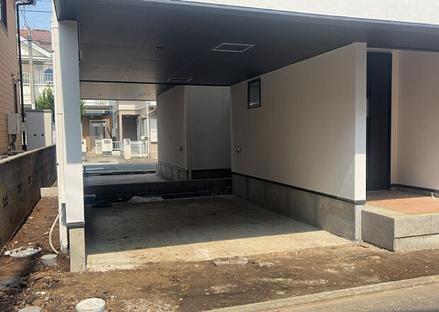 【駐車場】駐車場と明記されていても、最小スペースでつくられた駐車場だと大型車は駐車できなかったり、出入りしにくくなったりする可能性があります。お車のサイズと購入したい物件の駐車場のサイズを現地で確認しましょう。