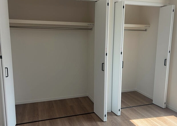 【ウォークインクローゼット】ウォークインクローゼットがあれば、クローゼット内でコーディネートが完成できますし、季節の変わり目に行う衣替えの手間も省けます。また、スーツケースなど大きいものもしまうことができ使い勝手がよいです。