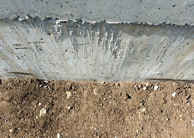 【構造・工法・仕様_2】ベタ基礎とは、柱の位置に関係なく全体に基礎がある事を指し、面積が大きい分建物の重さを全体に分散できます。また、地面からの湿気や害虫を遮断でき、木造住宅で心配されるシロアリ被害を防ぐ効果も期待できます。