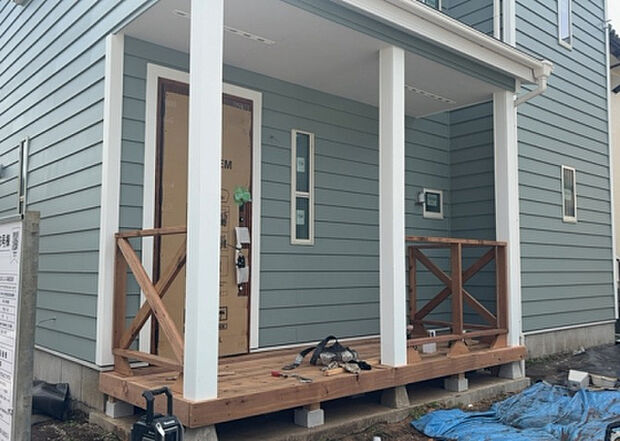 【玄関】玄関は家の顔でもあり、家族以外の目にも止まる場所です。玄関は外との間を仕切る扉、靴などをしまっておく収納スペース、靴脱ぎのたたきスペース、来客とのやり取りをするドアホンなど複数のアイテムからなります。