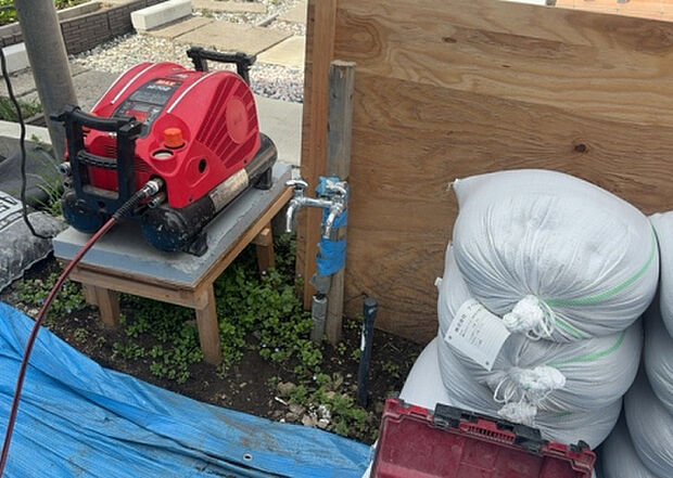 【その他設備】敷地内には、散水栓や立水栓があります。水道水を直接利用できるため、水を運ぶ手間を省くことが出来ます。大量の水を必要とする洗車作業や清掃などに役立ちます。その他設備とあわせて、現地でご確認ください。