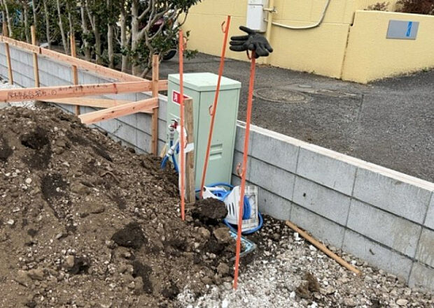 【その他設備】敷地内には、散水栓や立水栓があります。水道水を直接利用できるため、水を運ぶ手間を省くことが出来ます。大量の水を必要とする洗車作業や清掃などに役立ちます。その他設備とあわせて、現地でご確認ください。
