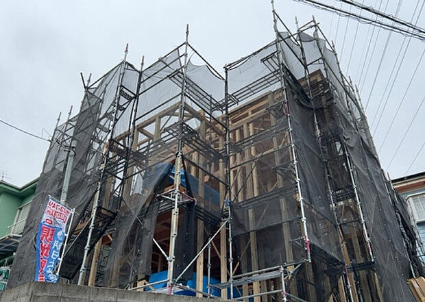 【外観_3】現地に行くなら、物件の周囲の地形がどうなっているかを見ることも大切です。周辺より低くなっている土地では、大雨などで水が集まりやすいため、地盤が弱くなっているということも考えられるため、注意が必要です。