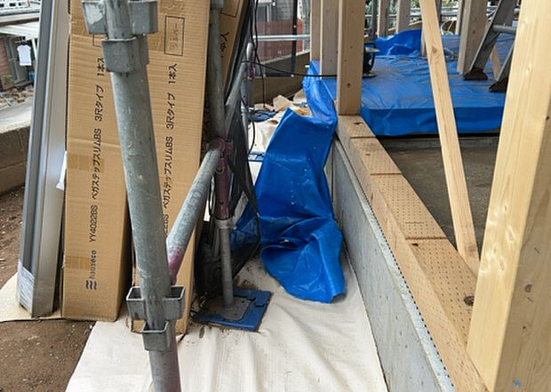 【庭_2】庭のある家に住むことのメリットとして、子どもたちの遊び場を確保できること、ガーデニングや家庭菜園を楽しめること、明るさを確保できることがあります。また、配置を工夫することでプライバシーが確保できます。