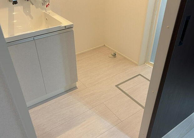 【脱衣場】多くの戸建て住宅で見かける洗面脱衣所は、洗面台と洗濯機が2畳ほどのスペースに並べられていて、洗面所が脱衣所を兼ね備えている間取りが一般的です。お客様が利用することもある、パブリックな空間でもあります。