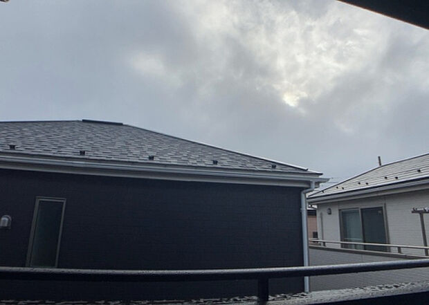 【物件からの展望】眺望を気にして物件を探す場合、前面に建物が建っていないか現地で確認しましょう！前面に建物があると景色はもちろん、日当たりや風通しにも影響が出てきます。住んだ時のことを想像しながら現地見学をしましょう。