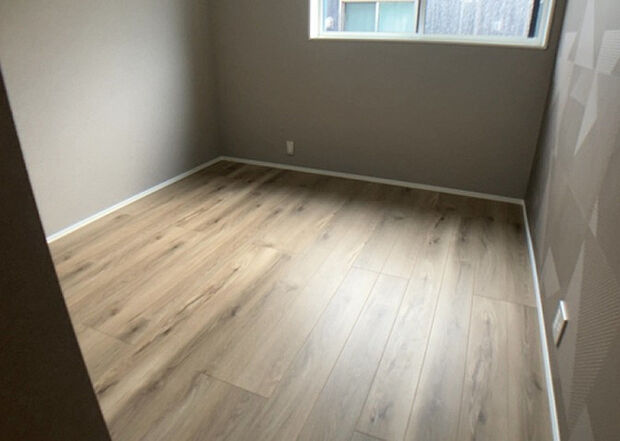 【洋室】洋室のメリットは重い家具が置きやすく、身の回りが整理しやすいことです。 床がフローリングのため畳とは異なり凹みにくいです。 クローゼットなど収納が豊富で、普段使わない旅行カバンや服の整頓も簡単にです。