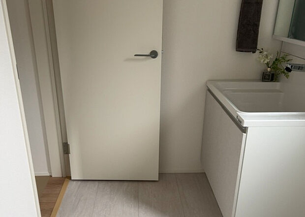 【脱衣場】多くの戸建て住宅で見かける洗面脱衣所は、洗面台と洗濯機が2畳ほどのスペースに並べられていて、洗面所が脱衣所を兼ね備えている間取りが一般的です。お客様が利用することもある、パブリックな空間でもあります。