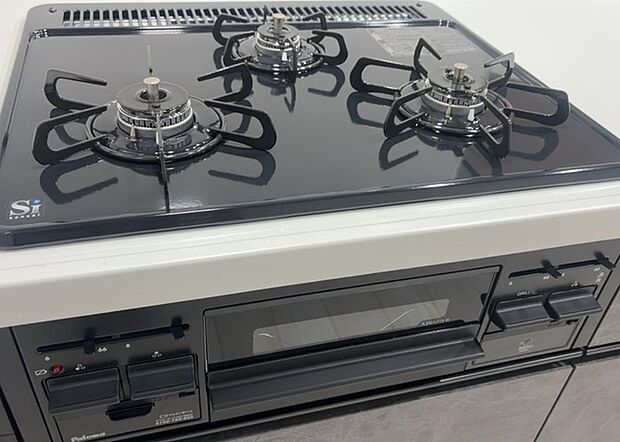 【キッチンコンロ】キッチンコンロは、料理の質を大きく左右する重要な設備です。火力調整のしやすさ、グリル機能の有無、安全装置の充実度など、選ぶポイントがたくさんあります。特に、IHクッキングヒーターは、お手入れのしやすさや安全性が高く、近年人気が高まっています。