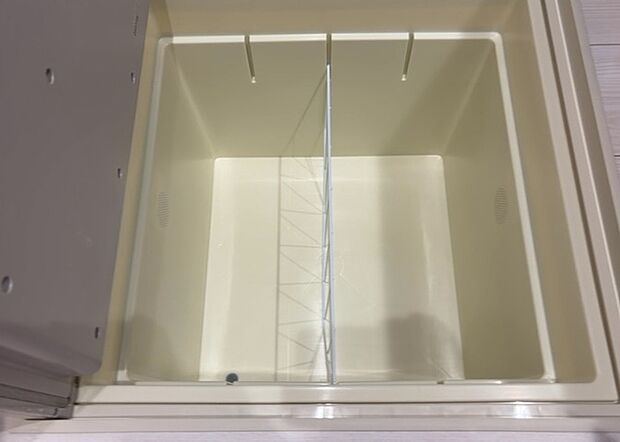 【キッチン床下収納】キッチン床下収納は、調理器具や食器などをスッキリと収納できる便利なスペースです。収納量が多いもの、引き出しがスムーズに開閉するものなど、使い勝手の良いものを選ぶことが大切です。また、湿気がこもりやすい場所なので、通気性の良いものを選ぶこともおすすめです。