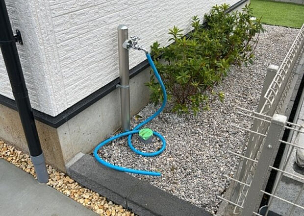 【その他設備】敷地内には、散水栓や立水栓があります。水道水を直接利用できるため、水を運ぶ手間を省くことが出来ます。大量の水を必要とする洗車作業や清掃などに役立ちます。その他設備とあわせて、現地でご確認ください。