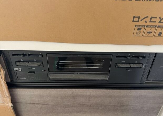 【キッチンコンロ】キッチンコンロは、料理の質を大きく左右する重要な設備です。火力調整のしやすさ、グリル機能の有無、安全装置の充実度など、選ぶポイントがたくさんあります。特に、IHクッキングヒーターは、お手入れのしやすさや安全性が高く、近年人気が高まっています。