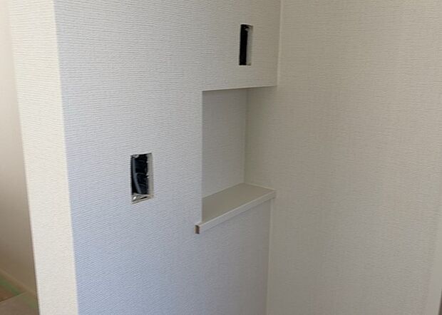 【給湯器リモコン】給湯器リモコンは、お風呂の温度設定やタイマー設定など、お風呂を快適に楽しむために欠かせないものです。液晶画面が大きく見やすいもの、操作ボタンが分かりやすいものなど、使いやすさが重要です。また、エコ機能が付いているものなら、光熱費の節約にもつながります。