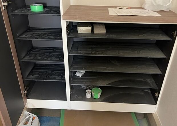 【玄関収納】玄関収納は、靴や傘、コートなどをスッキリと収納できるだけでなく、来客時に見せる顔となるため、家の顔とも言えます。収納量だけでなく、デザイン性も重視したいところです。ミラー付きの収納であれば、外出前の身だしなみチェックにも便利です。