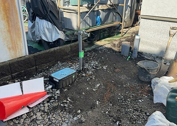 【外水栓】外水栓は、庭の水やりや洗車など、様々な用途に使える便利な設備です。ホースがしっかりと接続できるもの、水圧が安定しているものなど、使い勝手の良いものを選びましょう。また、凍結防止機能が付いているものなら、冬場でも安心して使用できます。