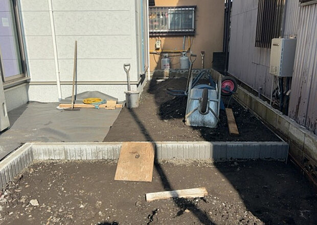 【庭】庭があることでガーデニングや家庭菜園はもちろん、こどもの遊び場やペットを放して遊ぶことができます。また、家の周囲に余裕があるということです。隣地との間があれば、十分な日当たりと、風通しが確保できます。