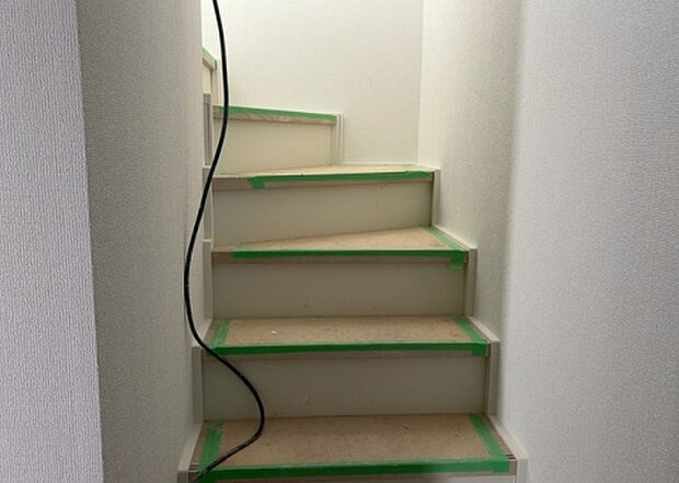 【内装】建物の上下階の通路である階段は、その位置によって動線や室内の印象が大きく左右されます。手摺にも重要な役割があり、転倒の防止・歩行や動作を円滑にして日常生活を支えることを主な目的として設置されています。