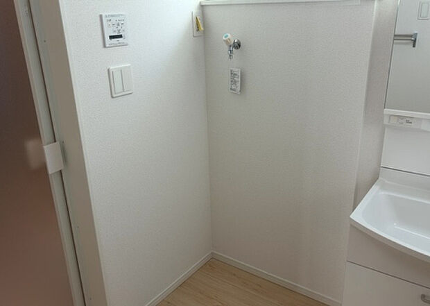 【ランドリースペース】ランドリースペースも気になります。洗濯機置場があり「洗う、干す、取り込む、アイロンがけ、たたむ」など、洗濯に関する家事をするための空間です。広さや収納など付帯設備も含めて、詳細は現地でご確認ください。