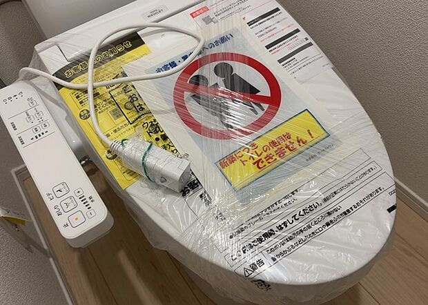 【ウォシュレット（リモコン）】ウォシュレットは、衛生面だけでなく、快適性も向上させる便利な設備です。洗浄機能の種類や水温調節機能など、様々な機能が付いたものが多くあります。リモコンも、操作が簡単で、使いやすいものを選びましょう。