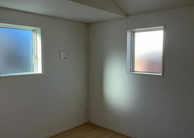 【洋室】洋室のメリットは重い家具が置きやすく、身の回りが整理しやすいことです。 床がフローリングのため畳とは異なり凹みにくいです。 クローゼットなど収納が豊富で、普段使わない旅行カバンや服の整頓も簡単にです。