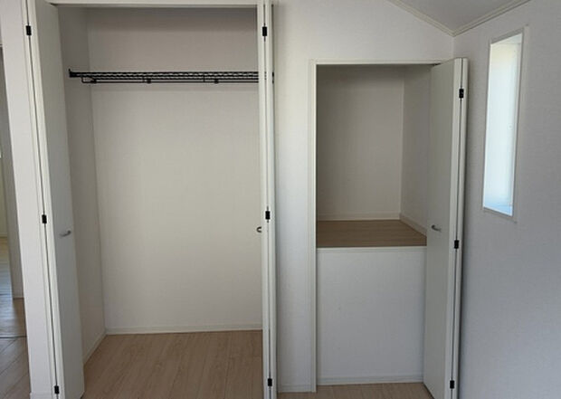 【ウォークインクローゼット】ウォークインクローゼットがあれば、クローゼット内でコーディネートが完成できますし、季節の変わり目に行う衣替えの手間も省けます。また、スーツケースなど大きいものもしまうことができ使い勝手がよいです。