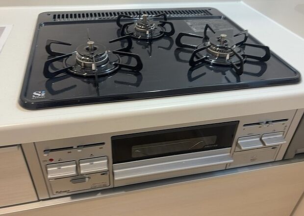 【キッチンコンロ】キッチンコンロは、料理の質を大きく左右する重要な設備です。火力調整のしやすさ、グリル機能の有無、安全装置の充実度など、選ぶポイントがたくさんあります。特に、IHクッキングヒーターは、お手入れのしやすさや安全性が高く、近年人気が高まっています。