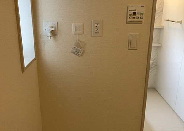 【ランドリースペース】ランドリースペースも気になります。洗濯機置場があり「洗う、干す、取り込む、アイロンがけ、たたむ」など、洗濯に関する家事をするための空間です。広さや収納など付帯設備も含めて、詳細は現地でご確認ください。