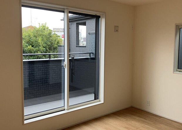 【洋室】洋室のメリットは重い家具が置きやすく、身の回りが整理しやすいことです。 床がフローリングのため畳とは異なり凹みにくいです。 クローゼットなど収納が豊富で、普段使わない旅行カバンや服の整頓も簡単にです。