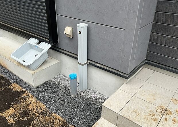 【外水栓】外水栓は、庭の水やりや洗車など、様々な用途に使える便利な設備です。ホースがしっかりと接続できるもの、水圧が安定しているものなど、使い勝手の良いものを選びましょう。また、凍結防止機能が付いているものなら、冬場でも安心して使用できます。