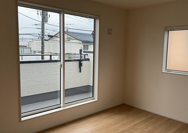 【洋室】洋室のメリットは重い家具が置きやすく、身の回りが整理しやすいことです。 床がフローリングのため畳とは異なり凹みにくいです。 クローゼットなど収納が豊富で、普段使わない旅行カバンや服の整頓も簡単にです。