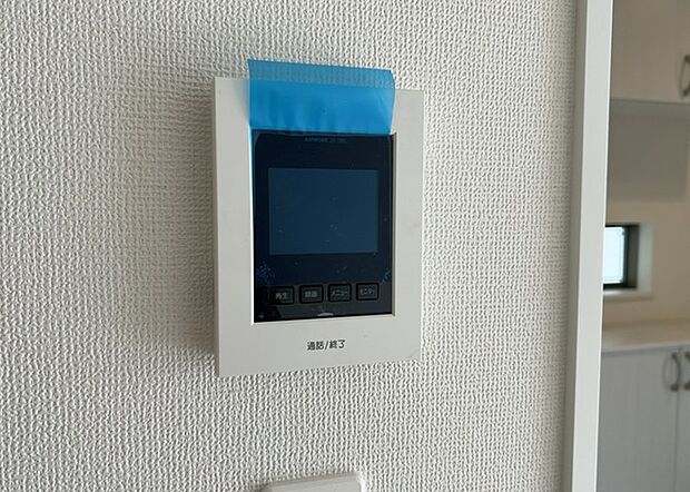 【ＴＶモニター付きインターホン】TVモニター付きインターホンは、来訪者の顔を確認できるだけでなく、音声でやり取りすることもできるため、セキュリティ面で安心できる設備です。モニター画面が大きく見やすいもの、夜間でも来訪者をしっかりと確認できるものなど、機能性を重視したいところです。