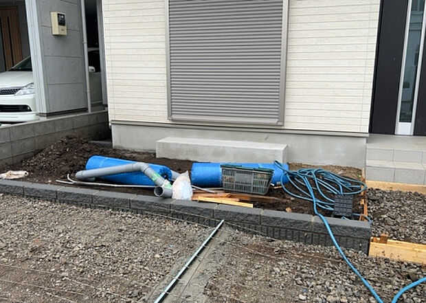 【庭】庭があることでガーデニングや家庭菜園はもちろん、こどもの遊び場やペットを放して遊ぶことができます。また、家の周囲に余裕があるということです。隣地との間があれば、十分な日当たりと、風通しが確保できます。