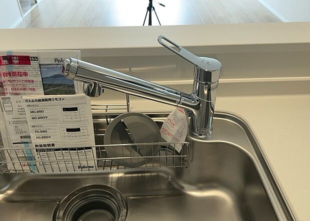 【キッチン水栓】キッチン水栓は、毎日必ず使うものだからこそ、使いやすさが重要です。シャワーヘッドの切り替えがスムーズか、吐水量が調節できるか、水しぶきが飛び散りにくい構造か、浄水機能が付いているかなど、日々の家事を快適にするための機能が数多くあります。また、デザインも多種多様なので、キッチン全体の雰囲気に合わせたものを選ぶことができます。